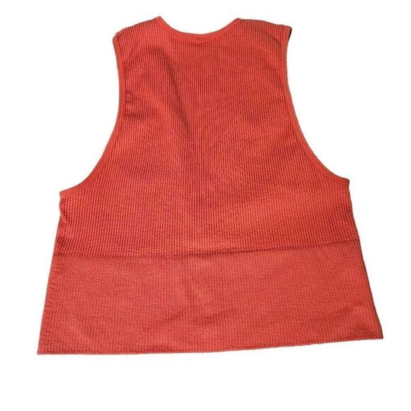 Out from under cropped top - Picture 5 of 5